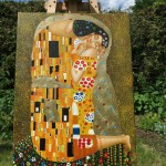 Kurzer Fototermin im Garten: Unsere Reproduktion von Klimts "Kuss"